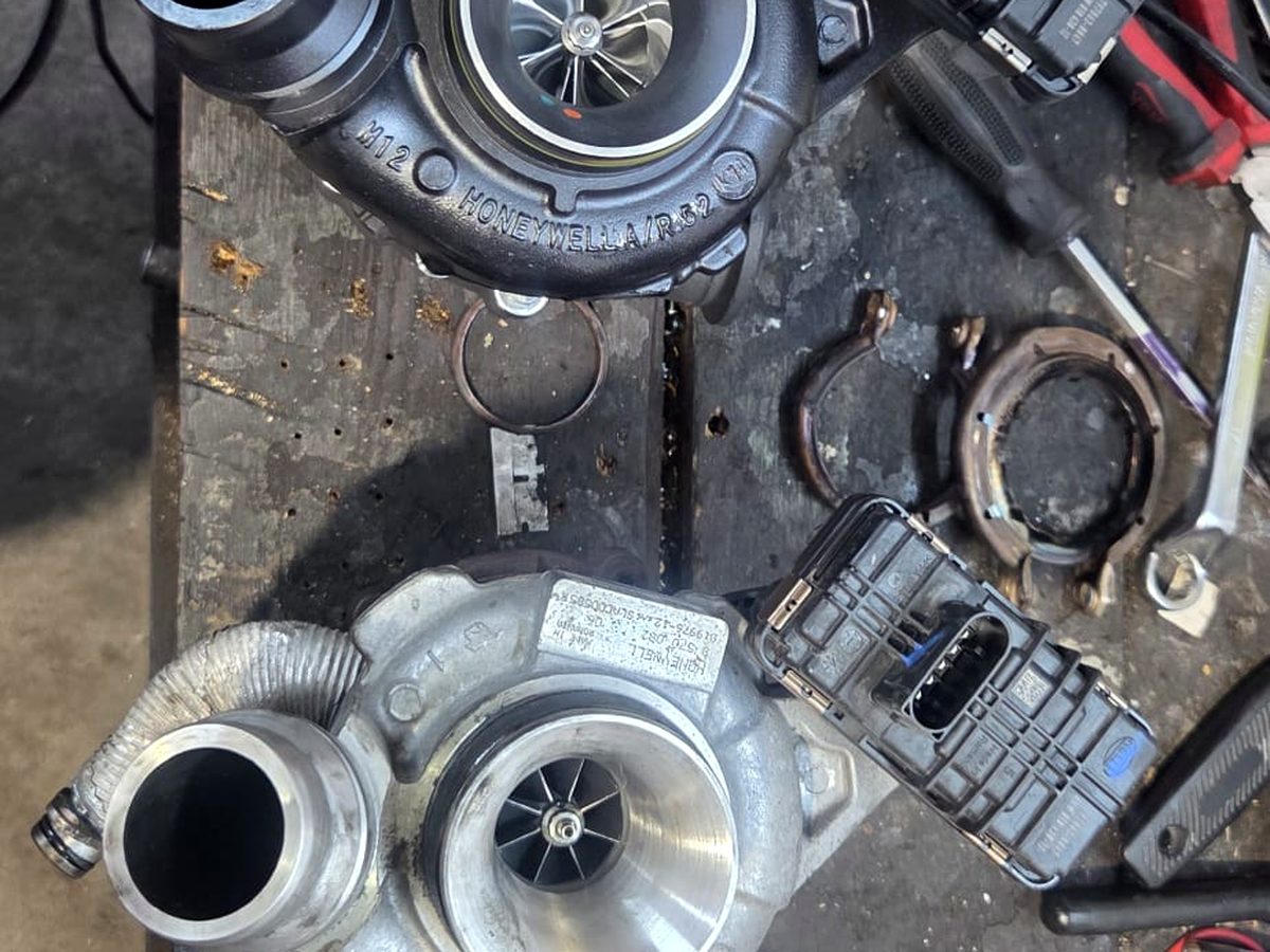 Versleten en nieuwe turbo naast elkaar op de werkbank