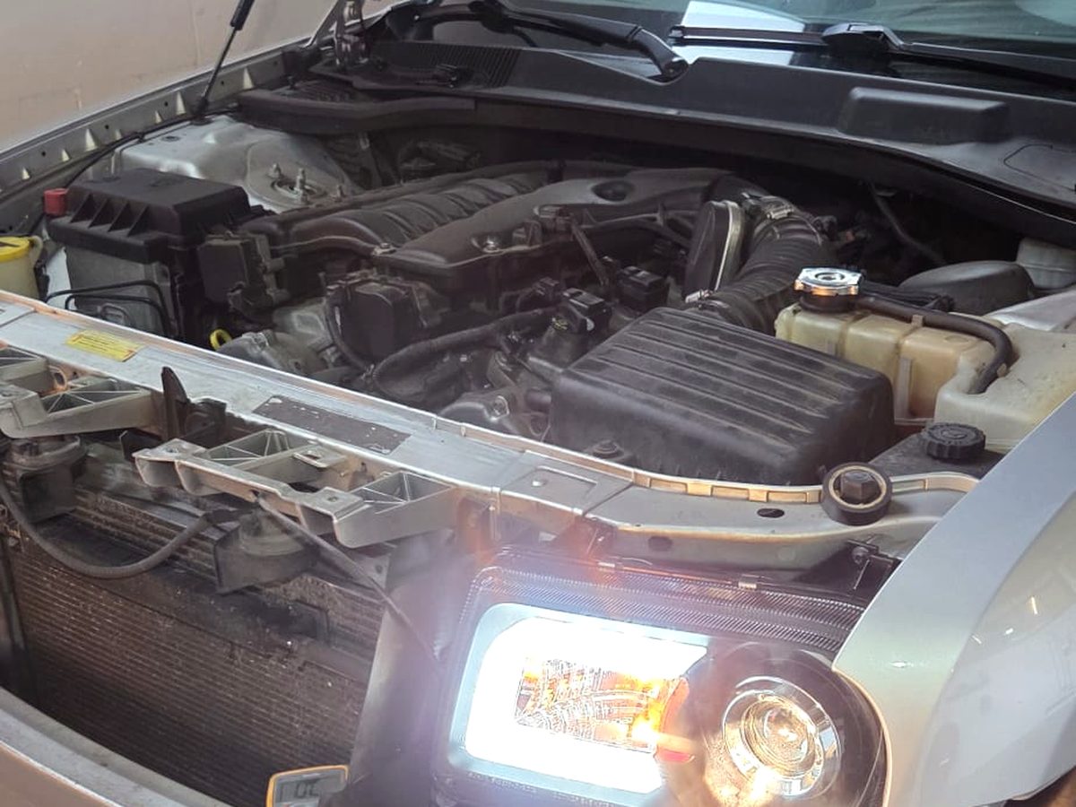 Koplamp doorgemeten met een multimeter