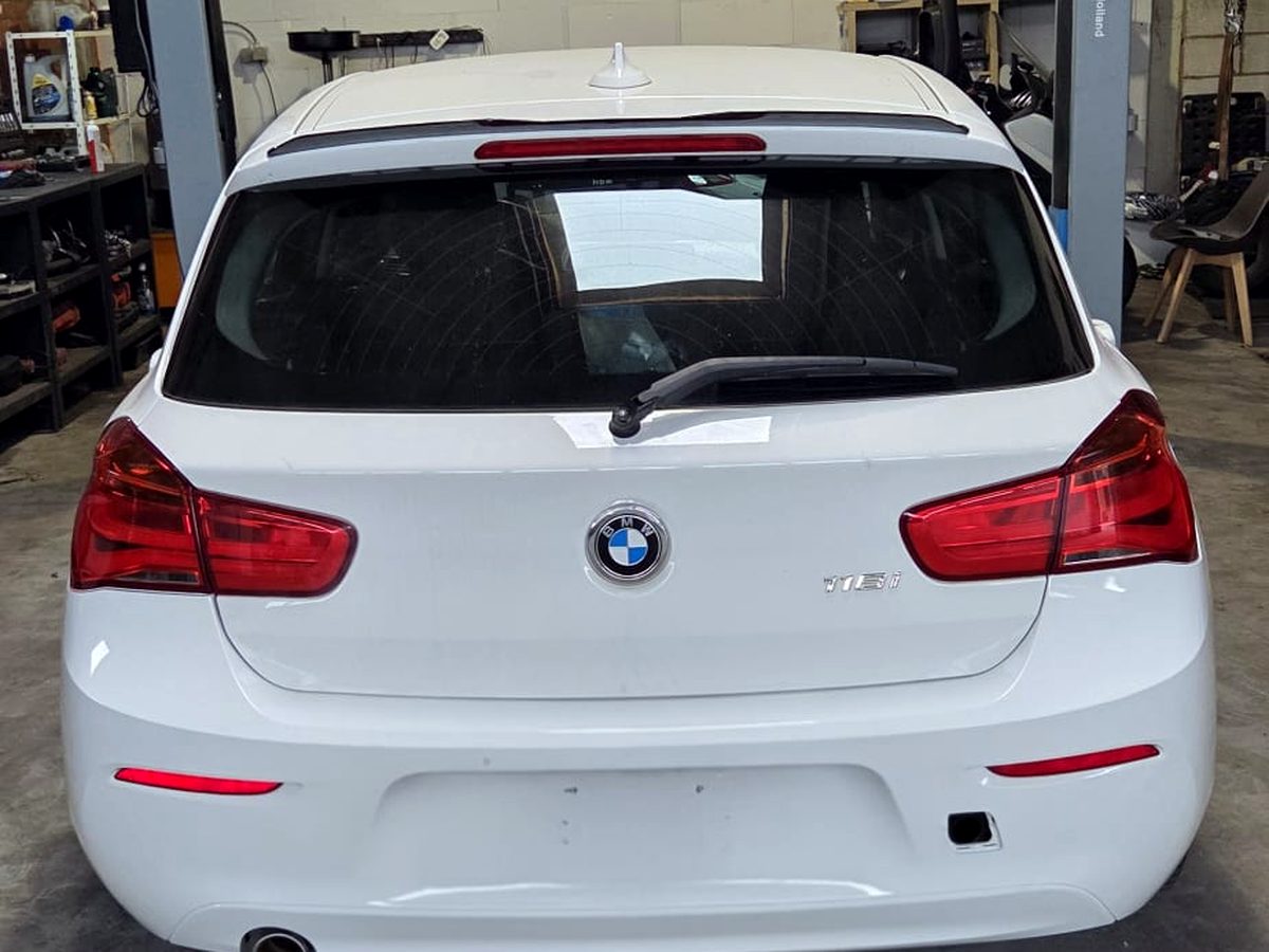 Dezelfde BMW 1-reeks na herstelling, achterzijde volledig hersteld