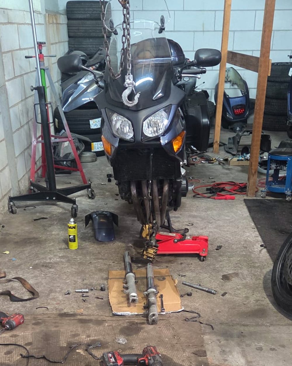 Moto in de werkplaats van Monkey Mechanics, vooras gedemonteerd